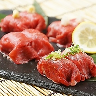 「黒毛和牛の肉寿司」をはじめ逸品料理が盛りだくさん！