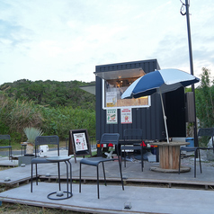 特別なシーンにおすすめなのがこちらの席。海を一望できるので、記念日や誕生日など特別な日を一層素敵に演出します。