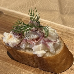ビーフパストラミとポテトサラダのブルスケッタ