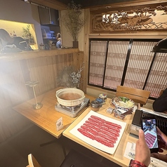 【3~4名様テーブル席】様々なシーンにお使いいただける広々としたテーブル席です♪お仕事帰りにワイワイ楽しむのにもお友達との気軽な飲み会にもピッタリです♪お洒落で明るく開放的な雰囲気だから女性同士でも入りやすい雰囲気♪女子会などにもお使いいただけます♪