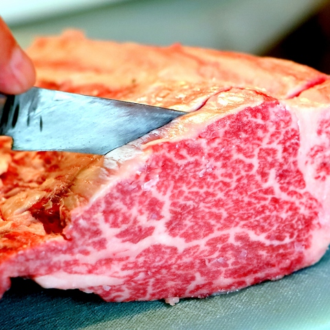 鉄板焼きの定番のお肉。目の前でニンニクとワインで焼き上げます