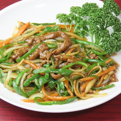 自家製タレが引き立つ青椒肉絲500円（税込）〜の写真