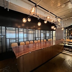 友達や家族と過ごす特別な瞬間を演出します。木の温もりを感じるテーブルは、ゆったりとしたサイズ感で、自然と会話が弾む空間を提供。大人数でも少人数でも、どんなシーンにも対応可能なフレキシブルな配置が魅力です。リラックスした時間を過ごすための最高の場所を体験してみてくださいね★