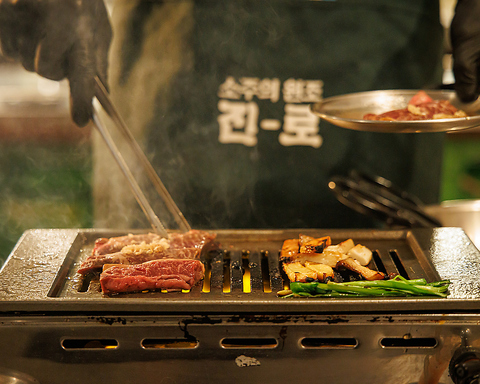 スタッフがお肉をお焼してご提供する釜山のホルモン焼肉スタイル。