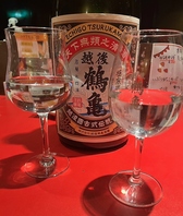 ワイングラスで日本酒を