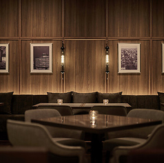 4名様掛けのテーブルを2卓ご用意しております。高級感のあるライトアップが気分を高めてくれます。