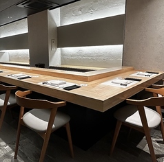 檜を基調としたゆったりとした空間のカウンター席です