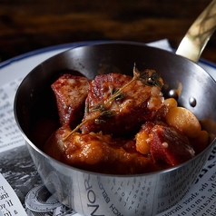 鹿ソーセージとチキンのカスレ