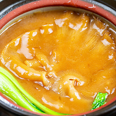 フカヒレ姿煮あんかけラーメンの写真