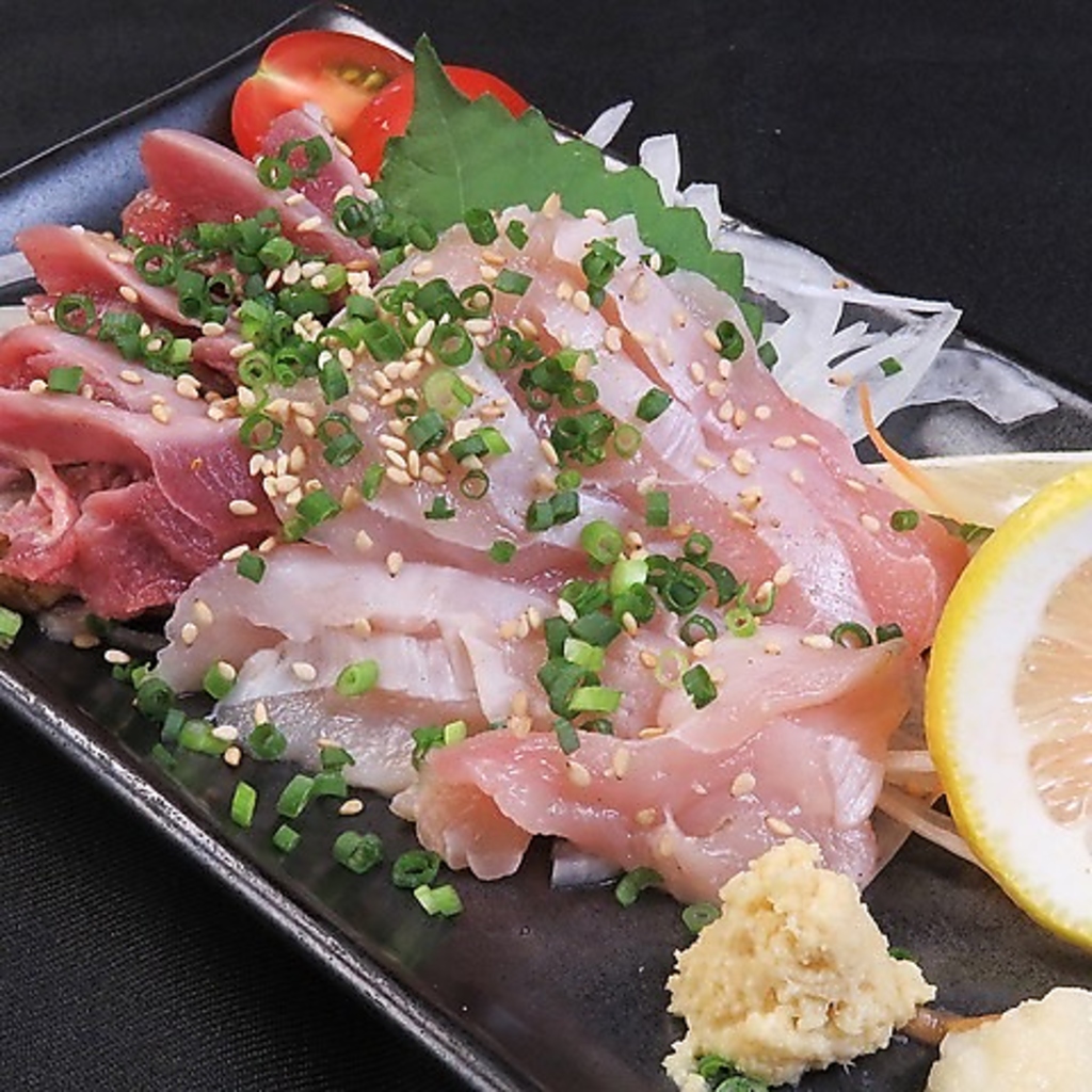鮮度抜群の「鶏刺し」は、なめらかな口当たりと濃厚な旨みがクセになる！