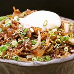 まかない牛丼(温玉のせ)/和牛テール蒸し(ヤンニョンソースorポン酢)