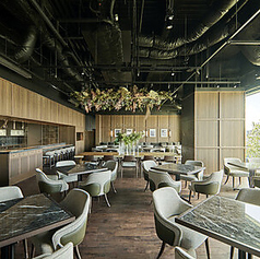 4名様掛けのテーブルを8卓ご用意しております。ガラス張りの窓から明るい光が差し込みます。