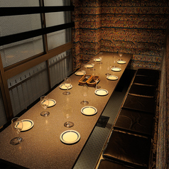 【掘りごたつ】12名までお使いいただけるゆったりとした掘りごたつを完備しております。忘年会・歓送迎会等の会社宴会に最適です。食べ飲み放題でお得にご宴会を♪