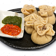 【おすすめの一品】羊の胃袋包み で楽しむ本場の味！