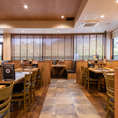 フロアのテーブルをたくさんつなぎ合わせることで、最大34名様まで対応可能な大型のお席をご用意いたします。レイアウトの相談も承りますので、大規模な集まりの際も安心です◎