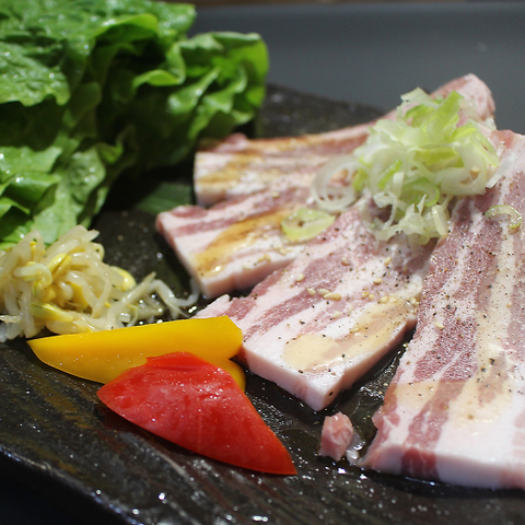 金豚王サムギョプサル◎上質な豚バラ肉を焼肉レタスに包んで◎の写真