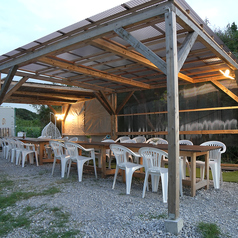 6名テーブルが4席ありますので、大人数のお客様も歓迎です！団体様向けの広いスペースで、楽しい時間を共有していただけます。お気軽にご来店ください。