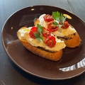 料理メニュー写真&nbsp;ストラチャテッラとセミドライトマトのブルスケッタ