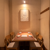 周囲の視線を気にせず、心ゆくまで語らえる個室を完備。接待、会食、記念日など、プライバシーを重視したい特別なシーンに。静謐で落ち着いた時間をお届けします。