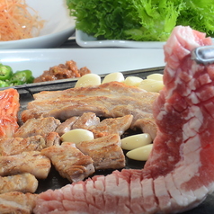 韓国料理　生サムギョプサル食べ放題　金達莱（キンタツライ）　新大久保店の写真2