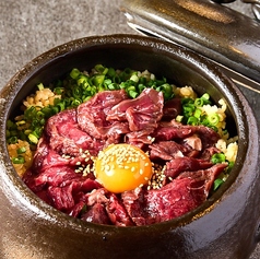 ★NEW★贅沢具材がのった土鍋ごはんが登場♪肉ゆっけや定番の鮭いくらなど絶対食べてほしい逸品です♪の写真