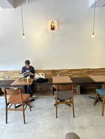 北欧の家具と黄色がイメージの明るい店内でゆったり♪