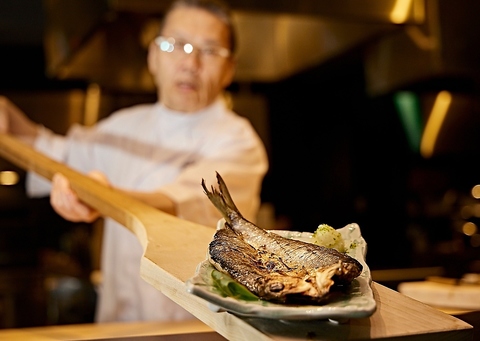 カウンター席では大きなしゃもじで炉端焼きをご提供！ライブ感あふれるディナーを☆