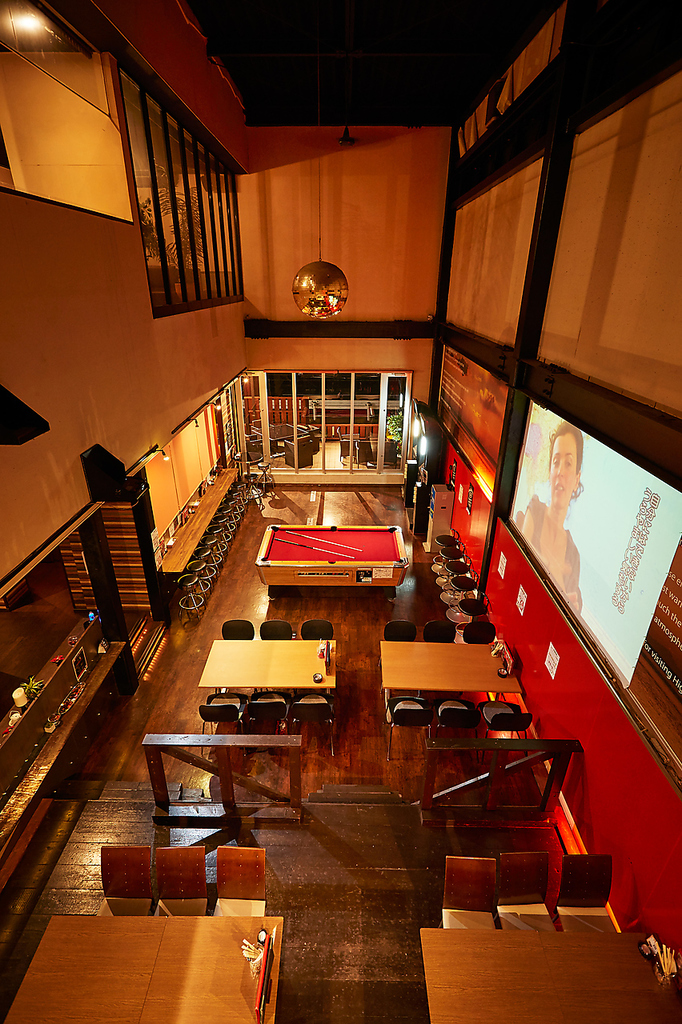 広々とした店内は大人数のご宴会にも対応！2Fの貸切宴会もお問い合わせください。個室も御座います。