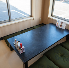 小さなお子様連れのご家族や、ご年配の方にも安心の小上がりのお座敷席を完備。