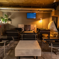 岡山駅から徒歩７分の好立地。店内は、コンクリート打ちっ放しの無機質な空間に温かい間接照明が灯る、落ち着いた雰囲気。ふかふかのソファに身を沈めれば、デートの2軒目や、しっとりと語り合いたい夜にぴったり。大切な人を連れてきたくなる、そんな空間をご用意してお待ちしております。