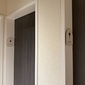 ビル自体にお手洗いがございますが、当店では店内にも設置。男女で分かれておりますのでご安心してお使いいただけます。