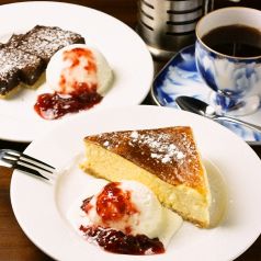 プレスコーヒーのお供に自家製ケーキはいかが？