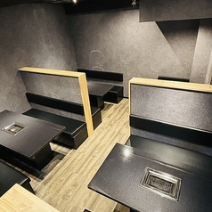 貸切で最大50名様までご利用可能な広々とした空間をご用意しております。黒を基調としたシックなインテリアと木目調の床が織りなす落ち着いた雰囲気は、会社の忘年会・新年会、歓送迎会、同窓会など、特別な集まりにぴったり♪