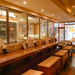 カウンター席でゆったり自由な時間とお酒と料理を楽しむもOK！