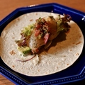 料理メニュー写真 活〆真鯛とアボカドの燻製タコス