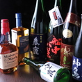 豊富なボトルワインと月替わりの日本酒も取り揃えております！当店自慢のお肉料理や海鮮料理との相性も抜群！是非ご堪能くださいませ。その他、定番のビールやハイボール、サワー、カクテルなどもご用意しております。種類豊富なドリンクもお楽しみください。