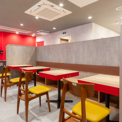 2名様がけのボックス席を2卓ご用意しております。ボックス席は人気のため、ご予約時にお伝えください。なお、店内の状況次第ではご利用いただけない場合もございますので、予めご了承ください。快適な空間でお楽しみいただけるよう心がけております。