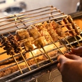 【職人が一本一本丁寧に焼き上げる炭火焼き鳥】炭火の遠赤外線効果で、外はカリッと、中はジューシーに仕上げました。噛むたびに広がる鶏の旨味と、香ばしい炭の香りが食欲をそそります。お酒との相性も抜群。当店のこだわりが詰まった自慢の焼き鳥を、ぜひライブ感あふれる空間でご賞味ください。