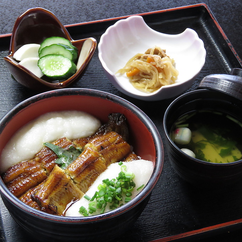 季節によって変化する日本庭園を見ながら自慢のうなぎと川魚料理をご堪能ください。
