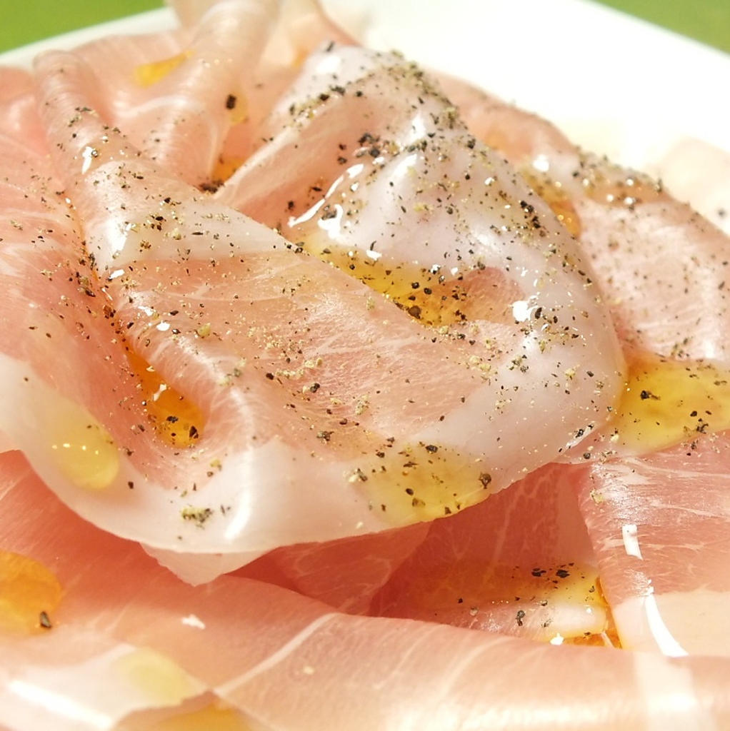 なんとお通しでこんな上質な生ハムがでてきます♪ワインがすすむこのお通しにハマる常連客も多数！！