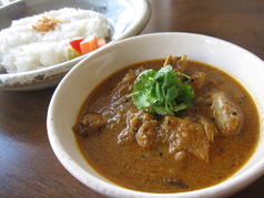 ８種類のカレーとシンガポール名物チキンライスから