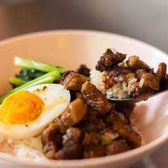 台湾で大人気のご当地グルメ魯肉飯（ルーローハン）の写真