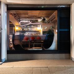 美味しい食事のあとは、もう少し静かな場所でゆっくり話したい。そんな「デートの2軒目」に、BARHABBOを選んでみませんか？周りを気にせず二人だけの世界に浸れるゆったりとしたソファ席をご用意しています。人気のお席なので、デートの際は事前のご予約がおすすめです！