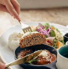 【肉汁溢れます！】濃厚な味わいがたまらないデミグラスソースハンバーグセットはお腹も心も満たされます◎の写真