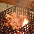 旨味の強い大和肉鶏を炭火焼きで一気に焼き上げます。大人気の朝引き鳥たたきも◎。