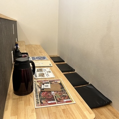 2名～３名様でご利用いただける横並びのテーブル席は、個室のような感覚で記念日のご利用にもおすすめです。