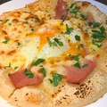 料理メニュー写真 モルタデラと卵のピザ