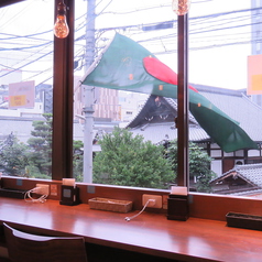 京都らしい町並みを眺めることができるカウンター席はお一人様やデート利用にもおすすめ♪全5席ご用意しております◎