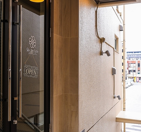 夜カフェ利用も大歓迎！本と漫画と美味しいコーヒーとご飯の隠れ家カフェ