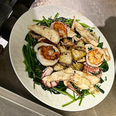シーフード炒め（イカ・タコ・エビ・貝柱）Stir fried seafood(squid,octopus,shrimp,scallop)